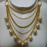 Maxi colar ouro e pérolas.