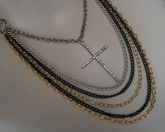 Colar correntes e crucifixo strass.