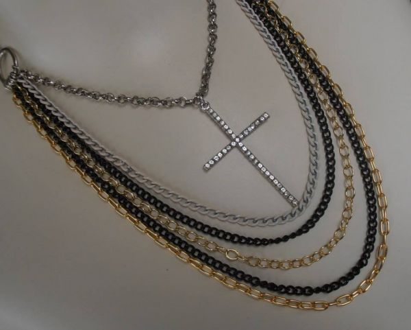 Colar correntes e crucifixo strass.