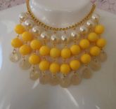 Maxi colar amarelo.