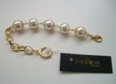Pulseira de pérolas.
