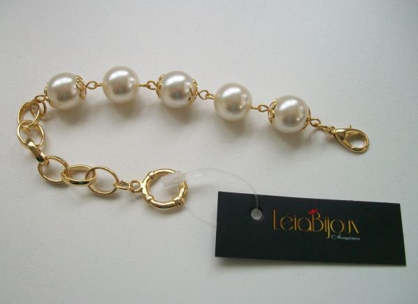 Pulseira de pérolas.